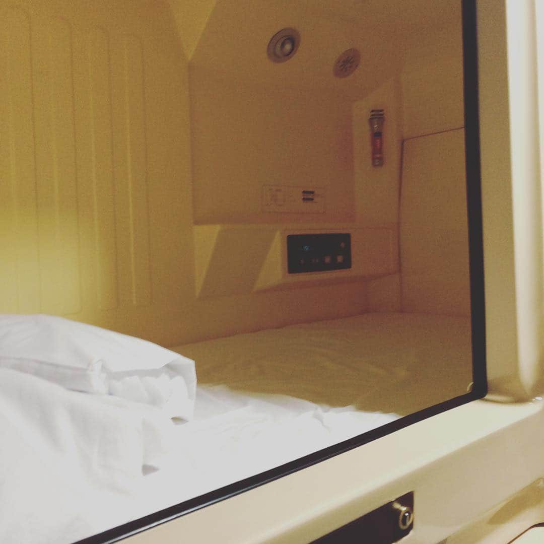 吉田明世さんのインスタグラム写真 - (吉田明世Instagram)「ビビットのあとは、こういう宿直室で仮眠して、次のお仕事に向かいます！☺︎ #カプセルホテルみたい  #意外と快適」3月31日 15時06分 - akiyo0414