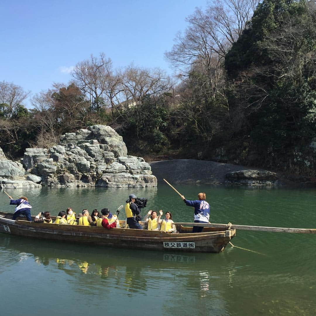 2代目 林家三平さんのインスタグラム写真 - (2代目 林家三平Instagram)「皆さん、春がやってきましたね。(^^) 埼玉の長瀞のライン下りをしてまいりました。 BSジャパン  ローカル線 聞き込み発見の旅であります。秩父鉄道編。 旅のパートナーはこの前御結婚なさった北川弘美さんです！ マジで弘美さんもビックリするくらいのガチの旅！取材交渉も出演者がいたします！ さあ！どんな旅になるか？！ 放送は4月25日（予定）です！ 観て下さい！ #春  #ローカル線」3月31日 11時11分 - hayashiya_sanpei