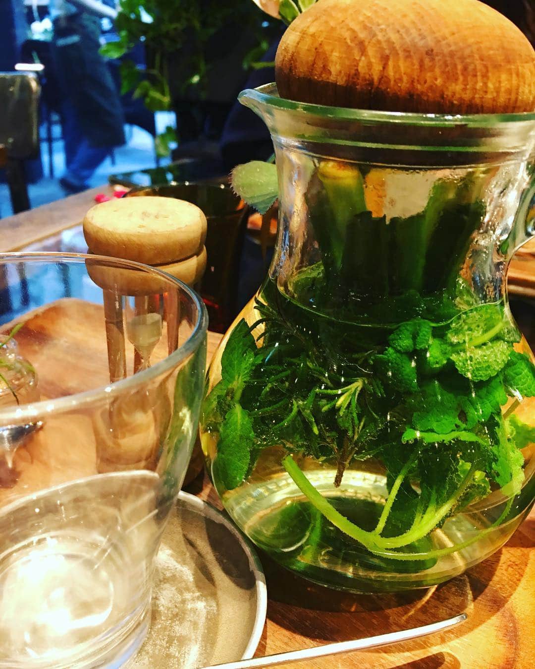 のインスタグラム：「赤坂にあるハーブティーのお店✨ フレッシュで出せるこんなお店 私もいつか作りたいなー🌿✨ #赤坂サカス #フレッシュハーブティー  #お花屋さんとコラボ #店内もオシャレ#宮崎宣子」