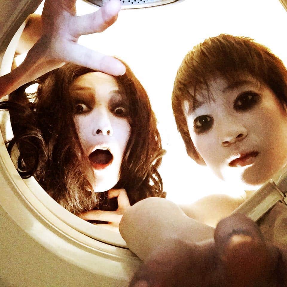 伽椰子と俊雄のほのぼの親子日記のインスタグラム：「あ゛あ゛あ゛あ゛あ゛（井戸…じゃなくて洗濯機）  #ドラム式憧れる　#あ゛あ゛あ゛あ゛あ゛ #ニャー　#さだかや」