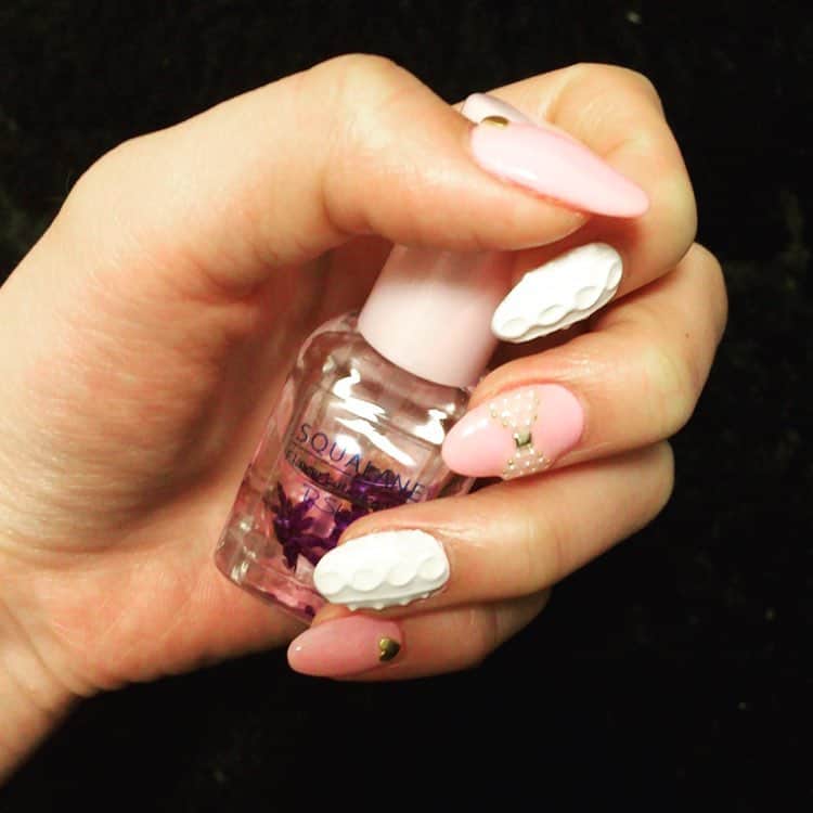 松岡ちなのインスタグラム：「#newnail 💅 #cute 💞 #テンション #up 💃⤴️  #ニットネイル #春ver. お姉さんと音楽と漫画の趣味が合いすぎて盛り上がりまくりました👏😂趣味が合うのが一番だね☺️」