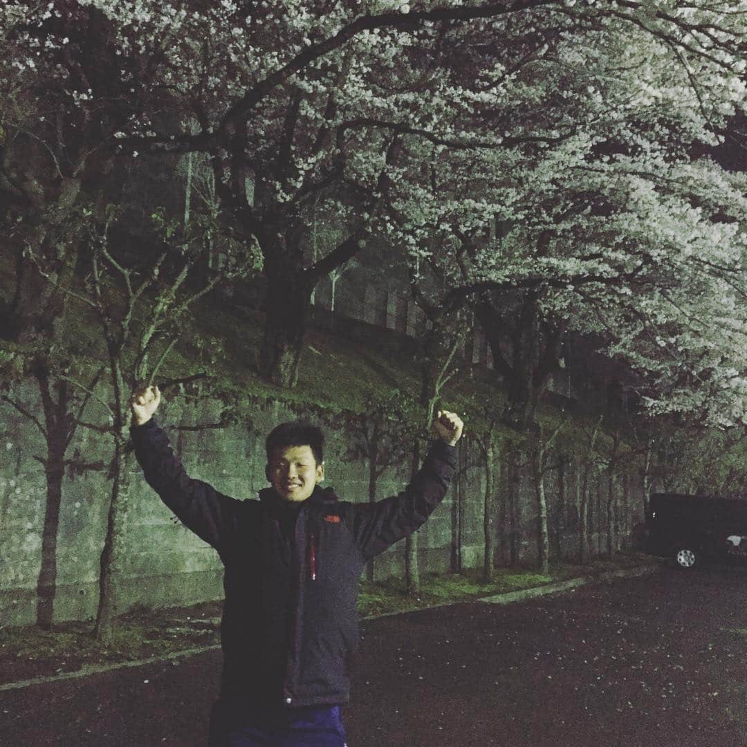 佐藤勇のインスタグラム：「第ニ球場の桜が咲いていたので航生と一緒に撮りました(*^^*)   #佐藤勇#西武第ニ#桜#藤田航生#駐車場#3月31#田舎もん」