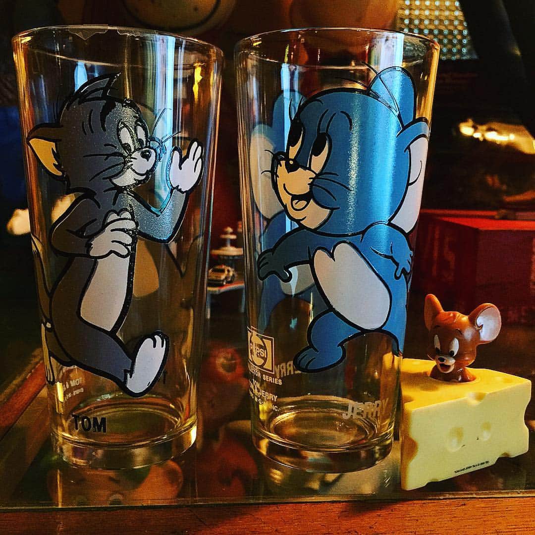 大川知英のインスタグラム：「70's TOM&JERRY vinterge glass PEPSIのノベルティ😎 やっと見つけた、グレートですよ🚬  #ビンテージ #グラス #トムとジェリー #ペプシ #アンティーク」