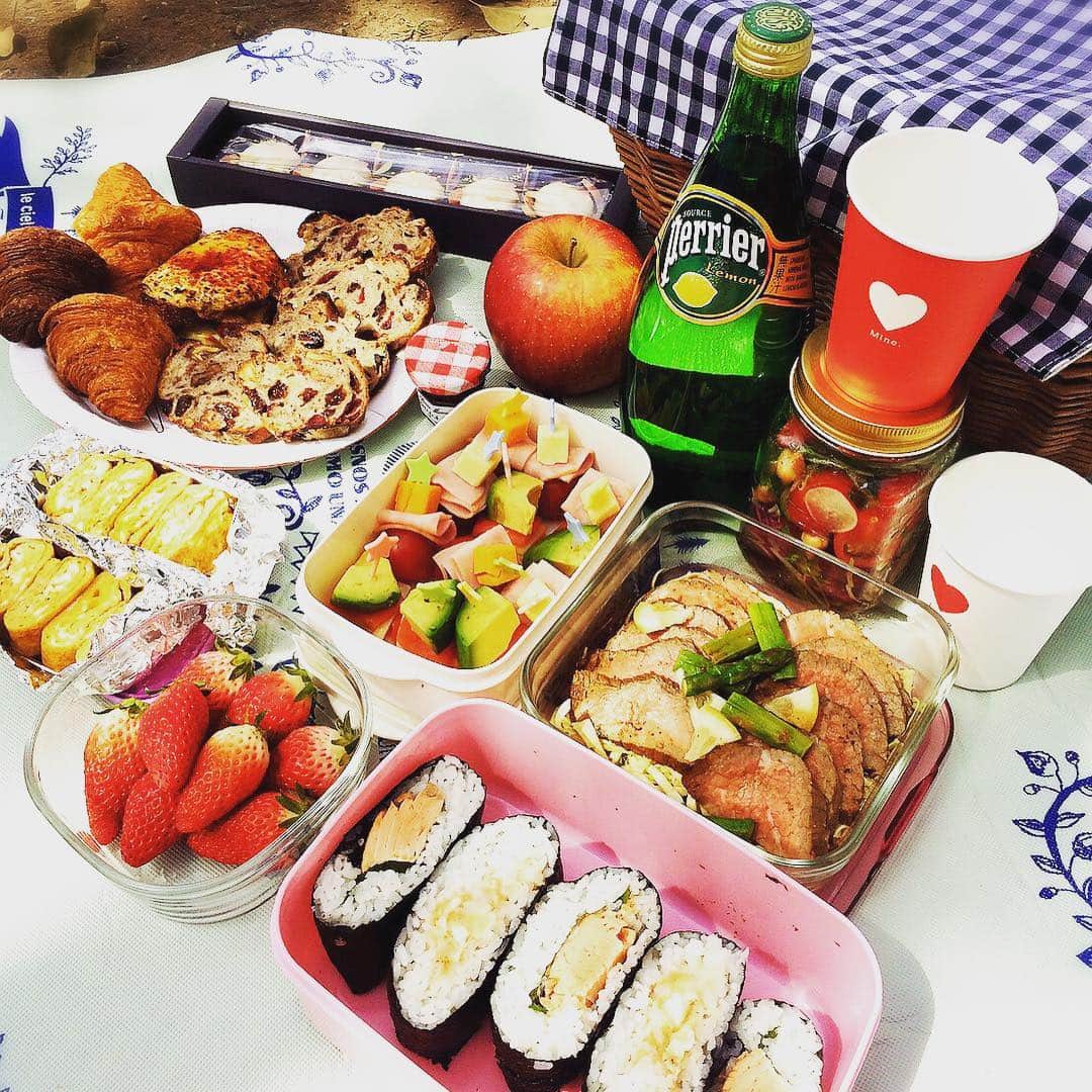 村田千弥さんのインスタグラム写真 - (村田千弥Instagram)「お弁当作りがんばりました #気分は #ピクニック #おにぎらず #ローストビーフ #ピンチョス #ジャーサラダ #お弁当」3月31日 23時02分 - chr.0429