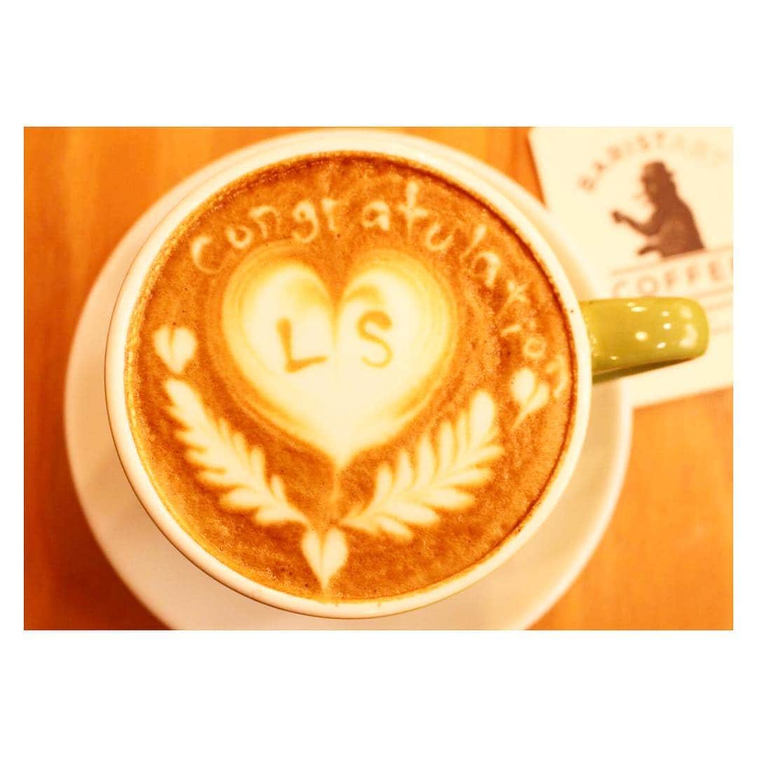 吉田知那美さんのインスタグラム写真 - (吉田知那美Instagram)「こんな素敵なラテアート！☕️😳♥️ チームみんなで感激。 ありがとうございます😢嬉しいです。 あ…コーヒー飲みたい…こんな時間に☕️ （絶賛時差ぼけ中） @baristartcoffee ・ 🐻BARISTART COFFEE🐻 札幌市中央区南1条西4丁目8番地 フリーデンビル1F 9:00〜19:00/closed Tuesday ・ #coffee #latteart #sapporo #coffeestand #locosolare #congratulation #ちなみにちなみの北海道」4月1日 2時08分 - chinami1991