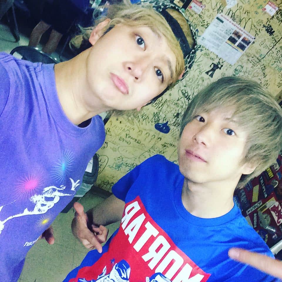 小野武正のインスタグラム：「原さんモルタルTシャツ山羊氏とバンアパTシャツたけまる氏でごわす！ 今日のライブ楽しみじゃあ！！！☆*:.｡. o(≧▽≦)o .｡.:*☆ #the band apart先輩と初ツーマン＼(^o^)／」