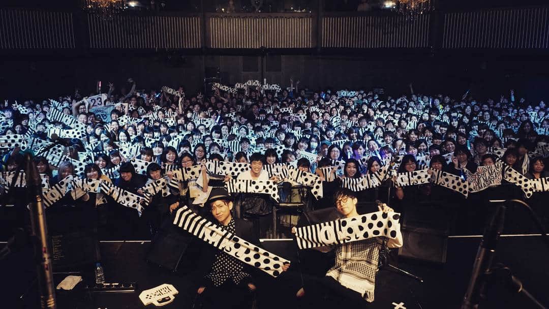 M-ON! MUSIC｜エムオンミュージックのインスタグラム：「最後はみんなで、ハイっ！ポーズ(๑^ں^๑) #oxt #live #monmusic #リアルタイムレポート #hellonewworld #オーイシマサヨシ #tom_hack」