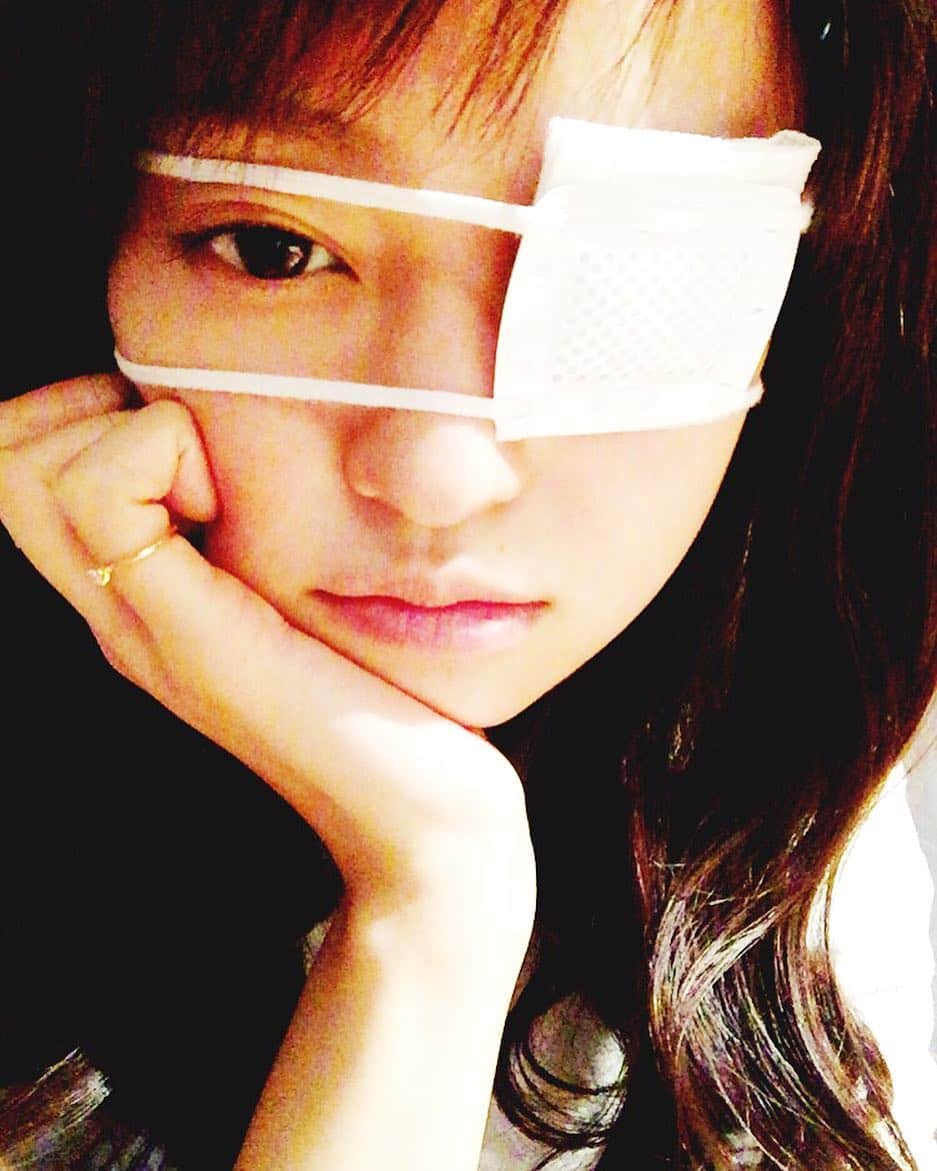 小林涼子さんのインスタグラム写真 - (小林涼子Instagram)「#エイプリルフール #眼帯 #片目 #眼  #eyepatch」4月1日 23時27分 - ryoko_kobayashi_ryoko