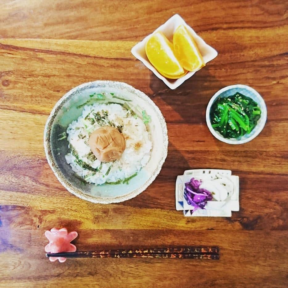 木村文乃 さんのインスタグラム写真 - (木村文乃 Instagram)「*** いつかの朝ごはんシリーズ  特大梅干しのお茶漬け ほうれん草のさっぱり和え  温かいものを温かいうちに ゆっくりと味わえる おうちごはんて幸せだなぁ。  こういう時期もあるから さらにそう思えるんだろうな。  日々のささやかな幸せに感謝、感謝。  メインから右回りに #本田あつみ #折井ゆか #酒井美華 #古川真紀子 女性作家さん方のうつわで まとめてみました。  #今日のお箸置き は タコさんウィンナー #ふみ飯」4月1日 23時53分 - fuminokimura_official