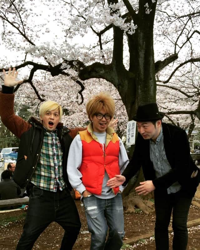 森本英樹のインスタグラム：「ちょっと寒いですが、お花見行ってきました🌸 #ニブンノゴ森本  #お花見」