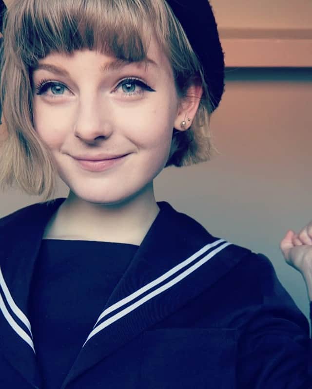 Ella Freyaのインスタグラム：「Guess what I'm saying lol. And no that wasn't a bow I was just looking down ;^;」