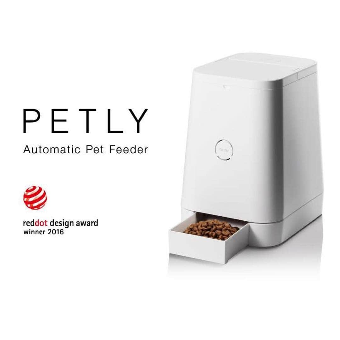 PETLYさんのインスタグラム写真 - (PETLYInstagram)「red dot design award : Product design 2016 #petly #automaticpetfeeder #catfeeder #petfeeder #自動給餌器 #catfood #cat #猫 #cats #ねこ #ネコ#neko #reddot #productdesign #product #家電 #RINN #ilovecat #猫用 #小型犬 #design #autofeeder #minimal #minimaldesign」4月2日 10時31分 - petly_jp