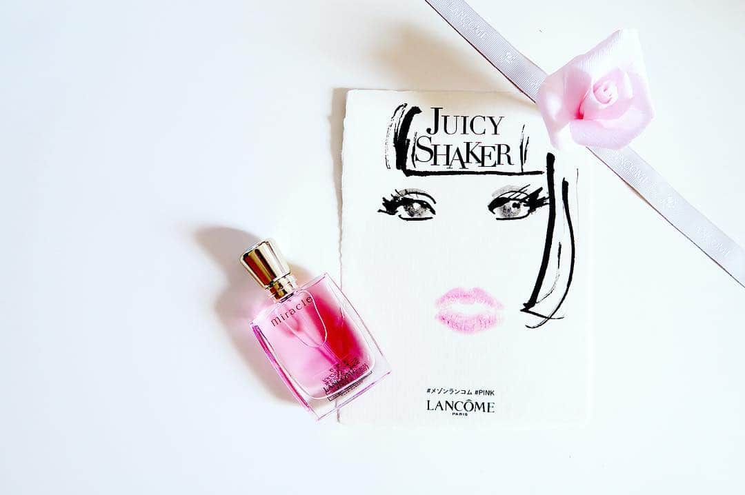 のインスタグラム：「Thank you Lancôme for this pretty illustration and goodies 🌹 新しいJuicy Shakerでキスマーク作って、その上に似顔絵を描いてもらいました💋  @lancomeofficial #lancome #maisonlancome #メゾンランコム #PINK #illustration #juicyshaker #lipgloss #cosmetics #makeup #beauty #miracle #perfume #fragrance #rose #ribbon #pretty #flatlay #allpink #pout #blog #blogger #tokyo」