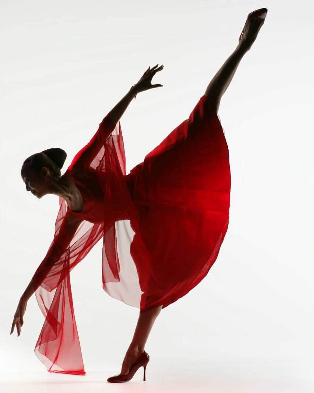 神田うのさんのインスタグラム写真 - (神田うのInstagram)「アラベスクパンシェ #ballet #バレエ #dance #dancer #あか #赤いドレス #reddress#red #UnoKanda #神田うの」4月2日 12時58分 - unokandaofficial
