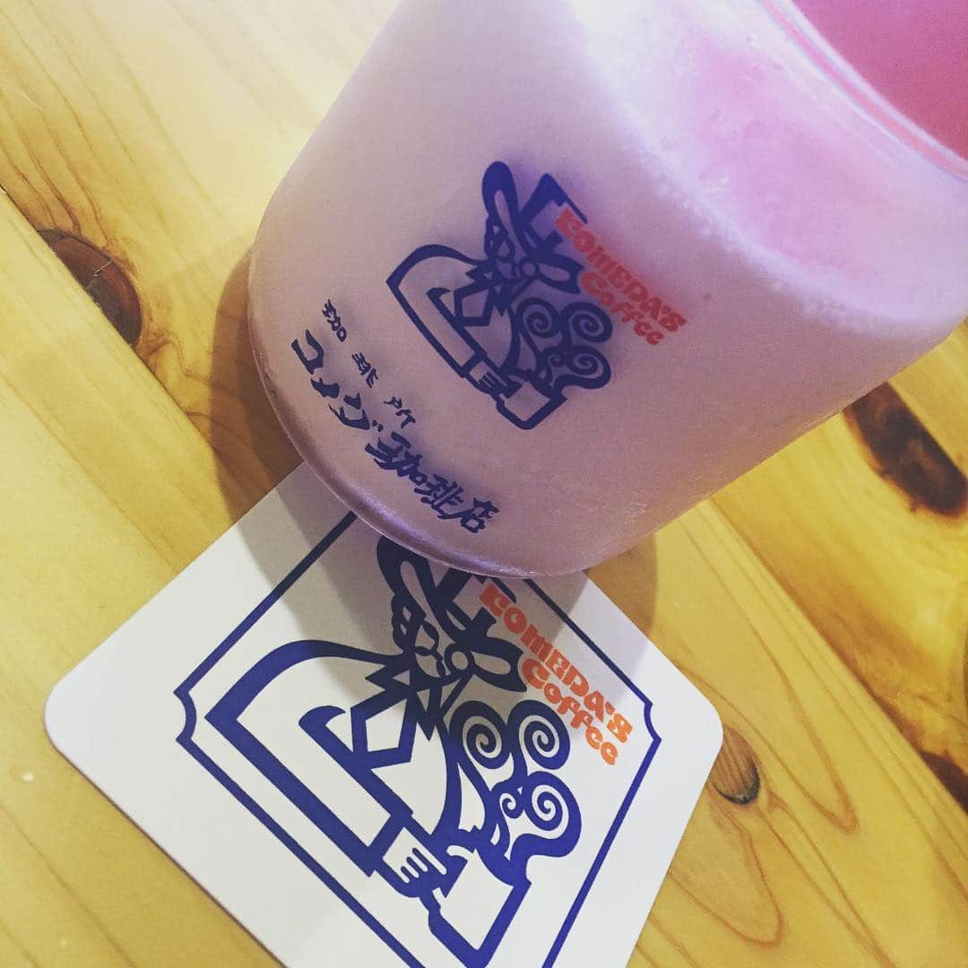 松岡ちなのインスタグラム：「#コメダ珈琲店 #ストロベリーシェイク #名古屋 #発祥 ✨」