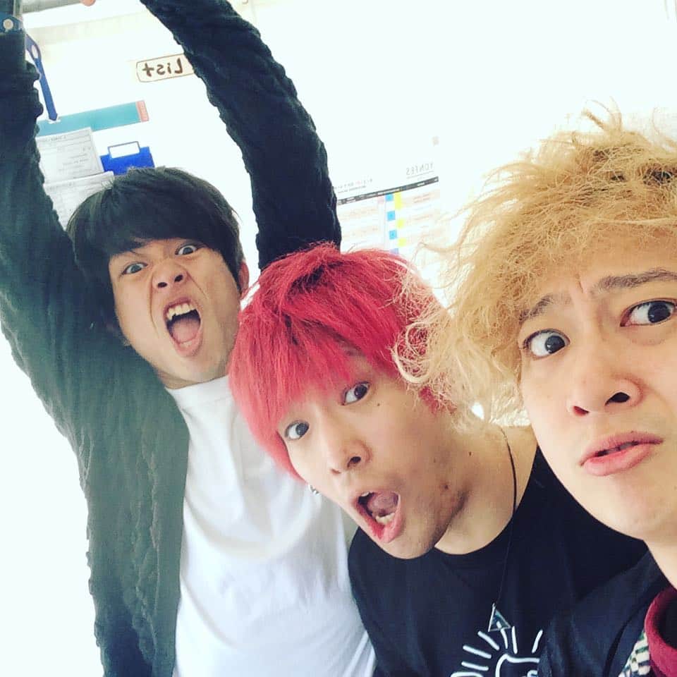 小野武正のインスタグラム：「キュウソせいやさんとフォーリミひろかずーとわし！！！ヨンフェス！！！」