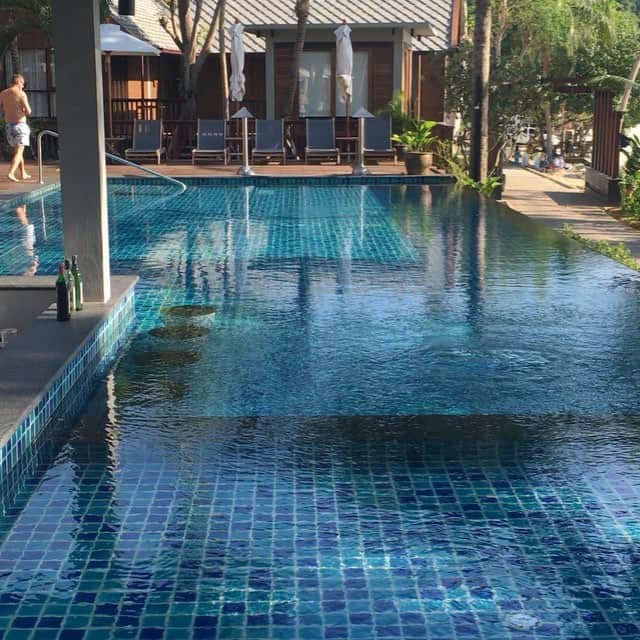 三浦マキのインスタグラム：「Beautiful moment.. This is 'Resort' !!  サメット島で撮ったリゾートムービー。最高！！ #vacation #resort #paradise #pool #beach #beachy #beachlife #beachlover #beachy #thebest #instagood #instalike #love #happy #trip #luxe #luxetravel #asia #beautiful #sunset #sun #sunny #friends #Thai #secretbeach #beacmovie  #楽園 #旅 #旅行」