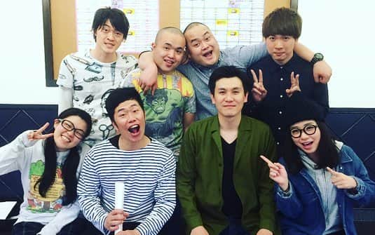 岡田直子のインスタグラム：「昨日と今日はよしもと漫才劇場にてこのメンバーで極新喜劇(*`･ω･)ゞ  個人的にたわたとT@TSUのボーズ2人が年齢不詳で気になってて話しかけたいけど人見知りやからずっと躊躇してるwww あの人達って何歳なんやろ?? 聞けるチャンスはあと一回公演しかない(＞＜) #安井まさじ #吉田裕 #井上安世 #岡田直子 #フラワーズオブロマンス #たわたは後輩やけど中道さんは実は私より先輩 #モンスーン #小山君はたぶん天然でT@TSUは意外としっかり者」