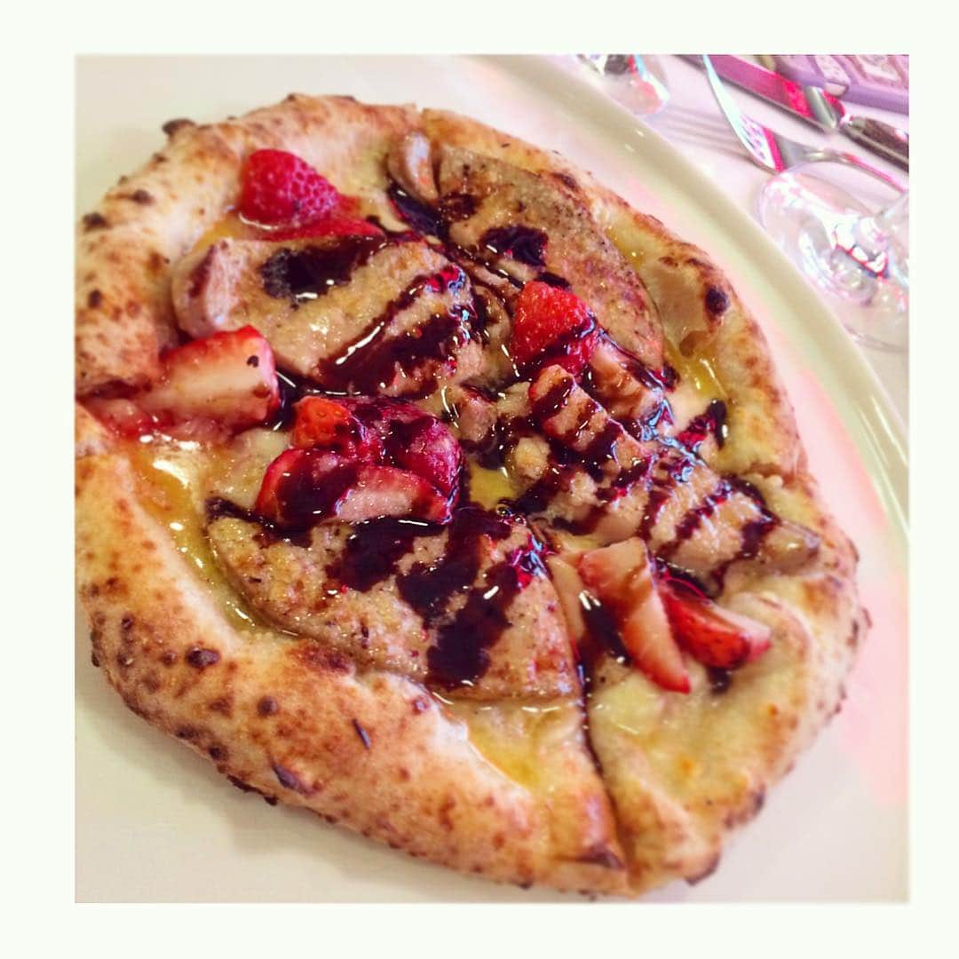 乙黒えりさんのインスタグラム写真 - (乙黒えりInstagram)「イチゴとフォアグラのピザ  めっちゃ美味！ 初めてのこの感じ✨ #テンダロッサ #横浜 #ランチ #結局子供も一緒 #抱っこでピザは食べにくい #ニッチなトーク楽しかった」4月3日 19時16分 - ellyotoguro