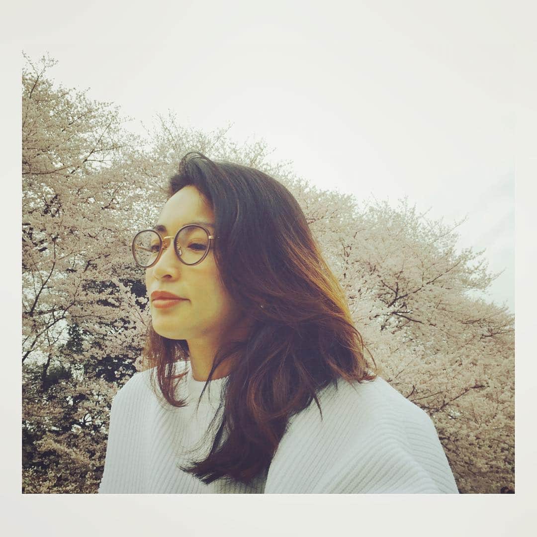 長谷川京子さんのインスタグラム写真 - (長谷川京子Instagram)「コップの中にひらひらと桜の花びらが落ちてきました。  これぞ、花見の醍醐味。」4月3日 21時33分 - kyoko.hasegawa.722