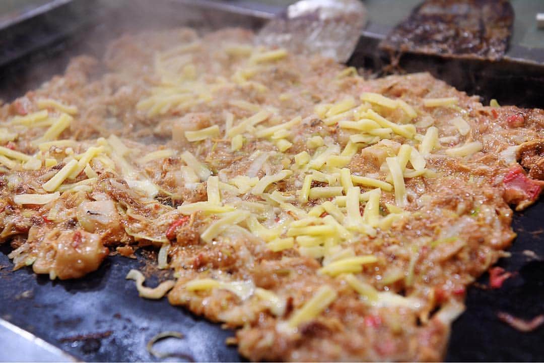 松宮義仁のインスタグラム：「月島でもんじゃ焼き♪やっぱりもち明太チーズが最強ですね(๑•̀ㅂ•́)و✧  #月島 #もんじゃ焼き #もち明太チーズ  #d5  #food #foodporn #yum #instafood #yummy #amazing #instagood #tasty #foodie  #delicious #eating #foodpic #foodpics #eat #hungry #foodgasm #foods  インスタ活用法はこちら→ @socialzine777」