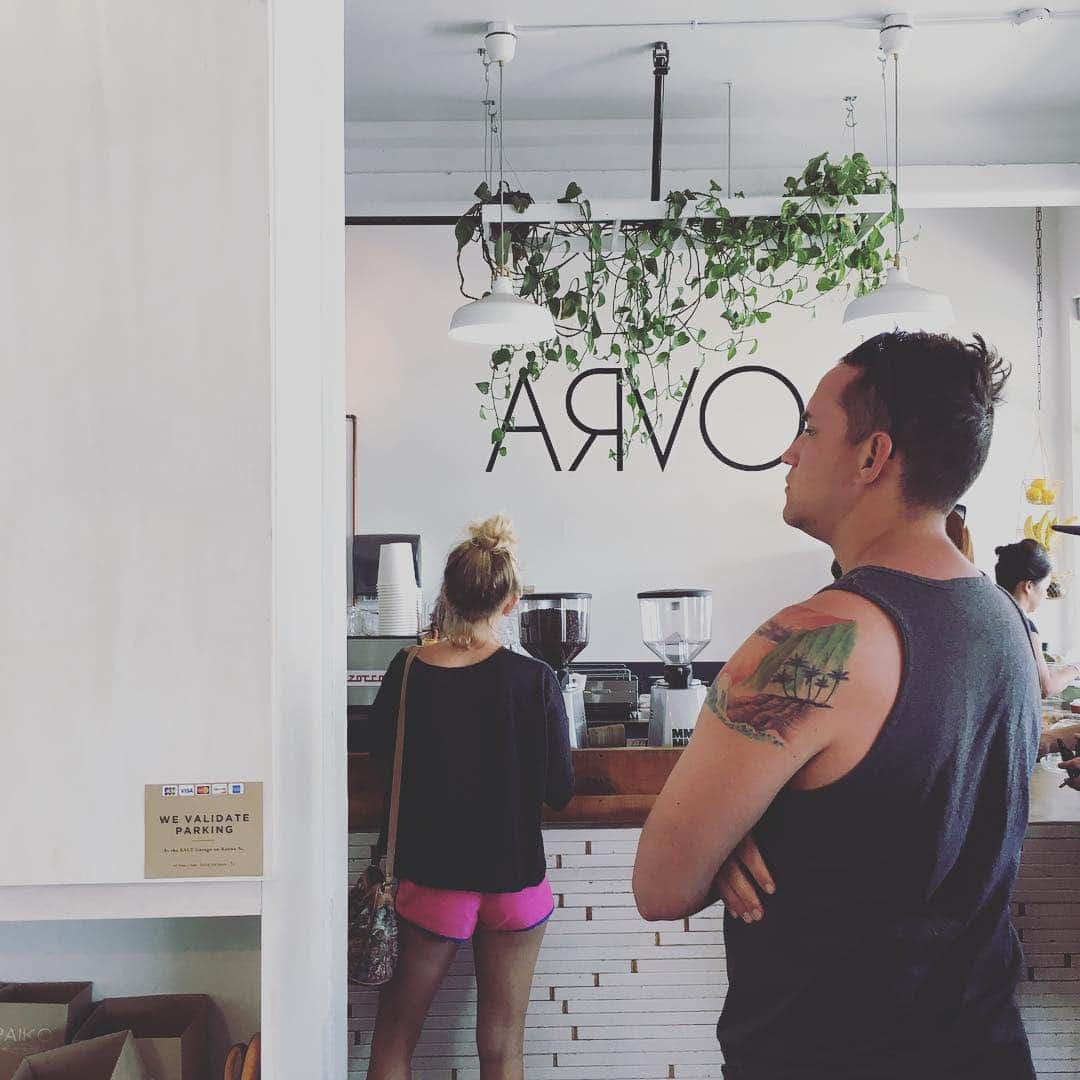 志摩有子さんのインスタグラム写真 - (志摩有子Instagram)「ハワードヒューズが開発中のカカアコにできたアーヴォはナチュラルな感じのサードウェーブコーヒー。お花屋さんも一緒にあったり、和む🌼 #break #coffee #cafe #ハワイ備忘録 #ariko_hawaii」4月4日 10時27分 - ariko418