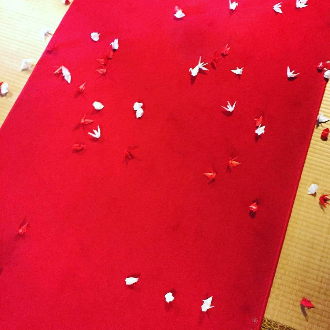 こしじまとしこのインスタグラム：「. 前田利家公ゆかりの尾山神社で行われた幼馴染の結婚式。 花嫁行列や、巫女さんの舞…凄く素敵だった…🌸 写真は折鶴シャワーのあと🎉」