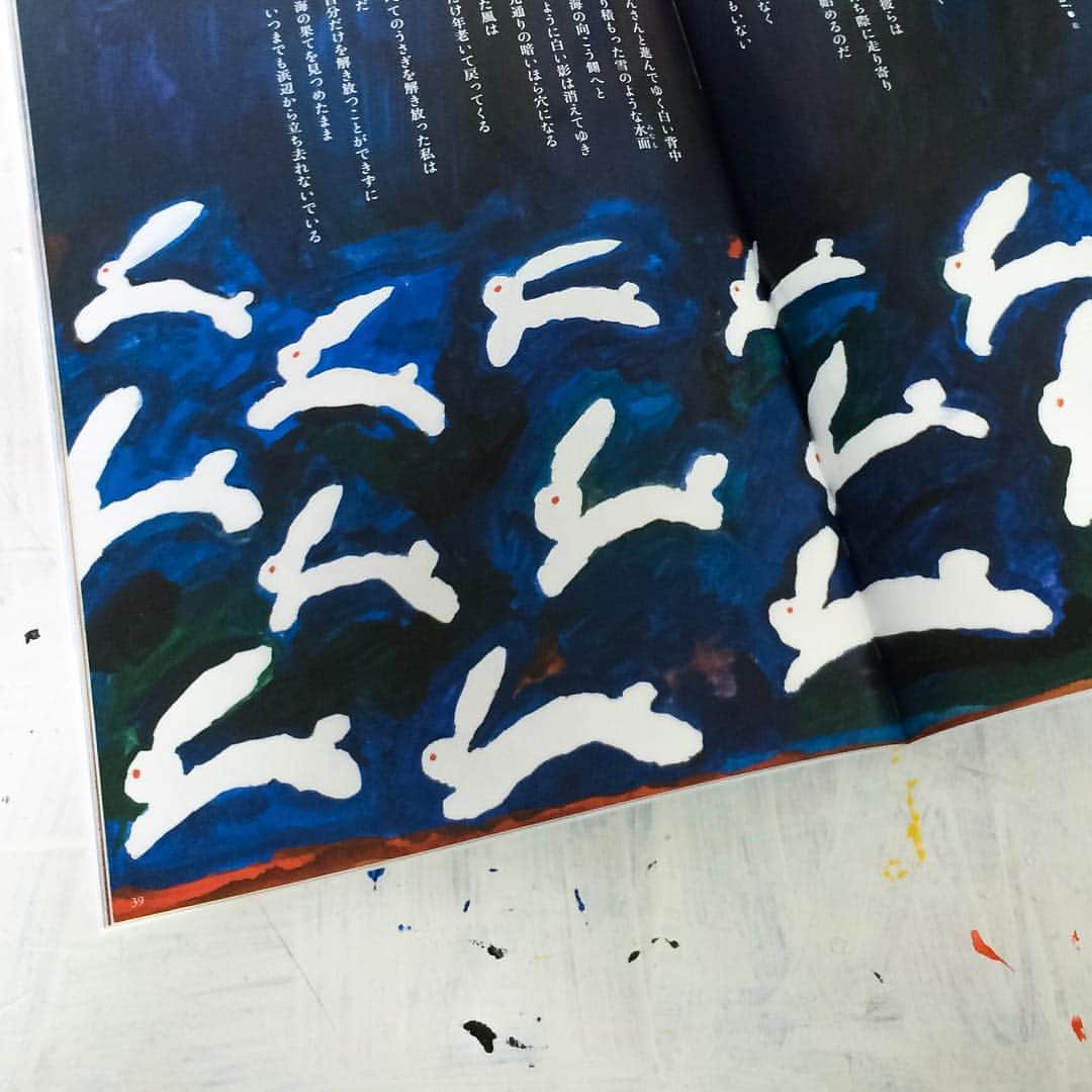 Mogu Takahashiのインスタグラム：「My painting for a poem on magazine🐇発売中の「詩とファンタジー」でTAKAKOさんの詩に絵を描きました。前に進みたい気持ちとひとすじなわにいかないもどかしさ。読みなががらDonavon FrankenreiterのThe Way It Is のはじまりのメロディがながれてきました。しろいうさぎが海にかけていくイメージ。本屋さんでぜひ！#mogutakahashi」