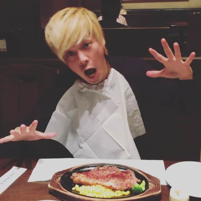 森本英樹のインスタグラム：「誕生日の日に大川先生に5000円もするステーキをご馳走になった。 帰り際その日がステーキ半額キャンペーン中だと知った。そういうとこしっかりしてるのねw #ニブンノゴ森本  #ステーキ」