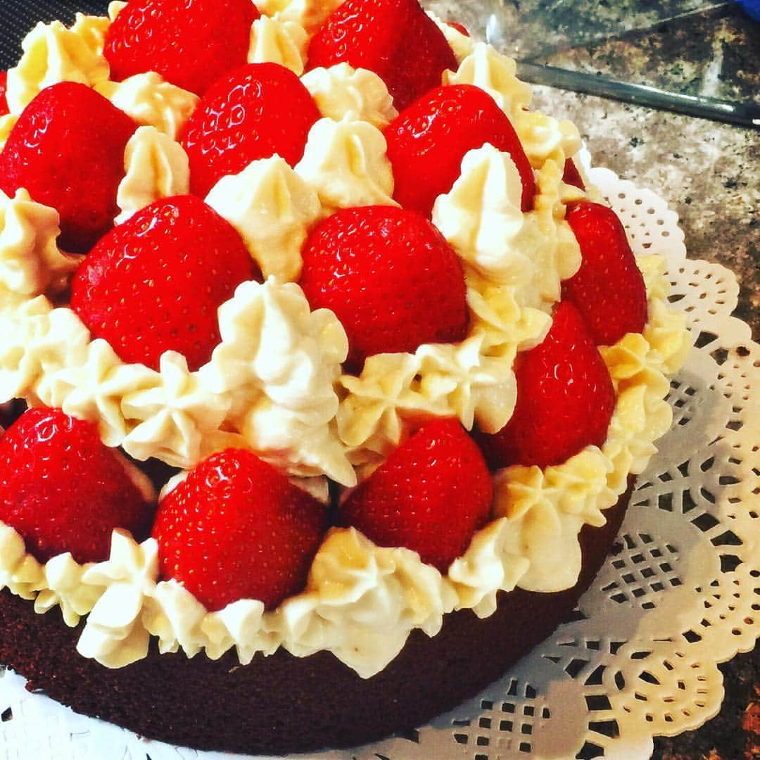 工藤万季さんのインスタグラム写真 - (工藤万季Instagram)「アーユルバースデーケーキのオーダー承ります🎂🍓米粉やナッツパウダー、ココナッツなどを使った食べてもらいたい材料で作っています🍰✨もちろん白砂糖は使わずメープルシロップをメインに、卵や乳製品も使ってません🙅👍 * カラダにいいバースデーケーキでお祝いしましょ❤️❤️詳しくは夜にBlogアップします☺️💕 #ayurcook #ayursweets#オーダーケーキ#birthdaycake #ordercake#アーユルスイーツ#あーゆるくっく#bhcl#ビューティヘルスコンシャスライフ#グルテンフリーケーキ#グルテンフリー#gultenfree」4月4日 17時22分 - makikudooo