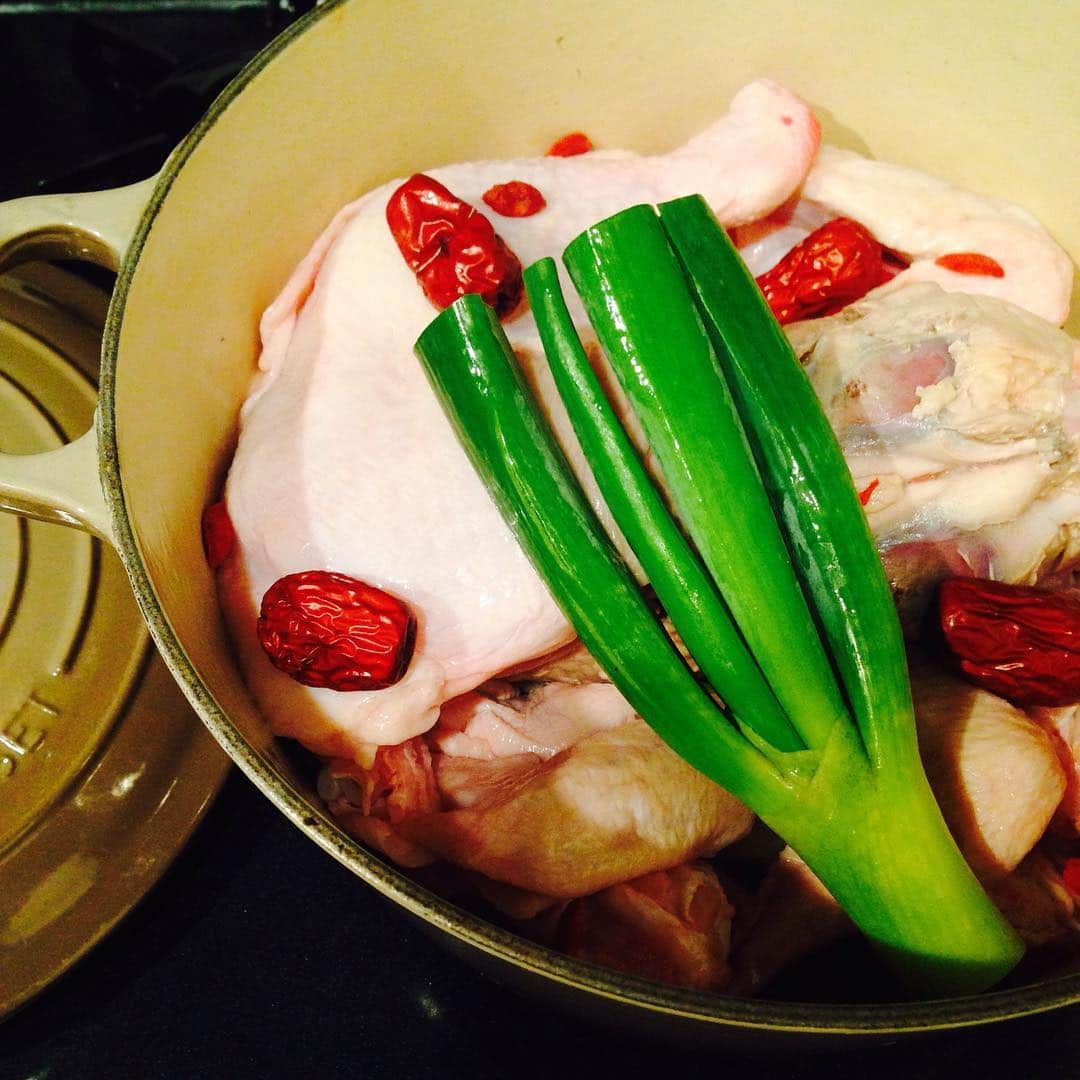 市橋有里のインスタグラム：「さぁこれから参鶏湯♡ 煮込むぞー  #参鶏湯 #お店で食べたあれ #棗がスーパーになくて困った」