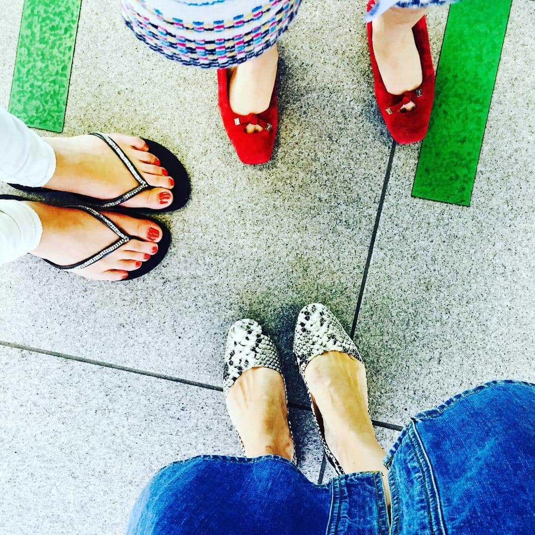 大草直子さんのインスタグラム写真 - (大草直子Instagram)「３人の足。 #plage #zara #tods  #hawaianas  #まだ大きいと言うのに #お下りのトッズの靴を #履いたからだよね #5歳の靴擦れ」5月4日 16時55分 - naokookusa