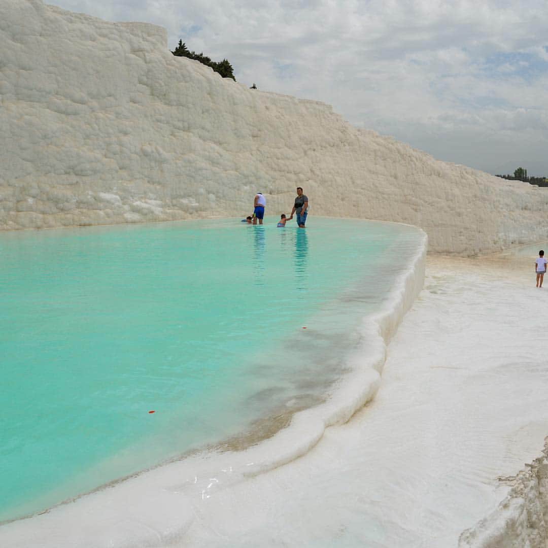Pınar Budinのインスタグラム：「Günaydın!!😊🎶☕️ Good morning!!😀🌸🌸 #cottoncastle #pamukkale  The spectacular travertine terraces of Pamukkale, Turkey🇹🇷」