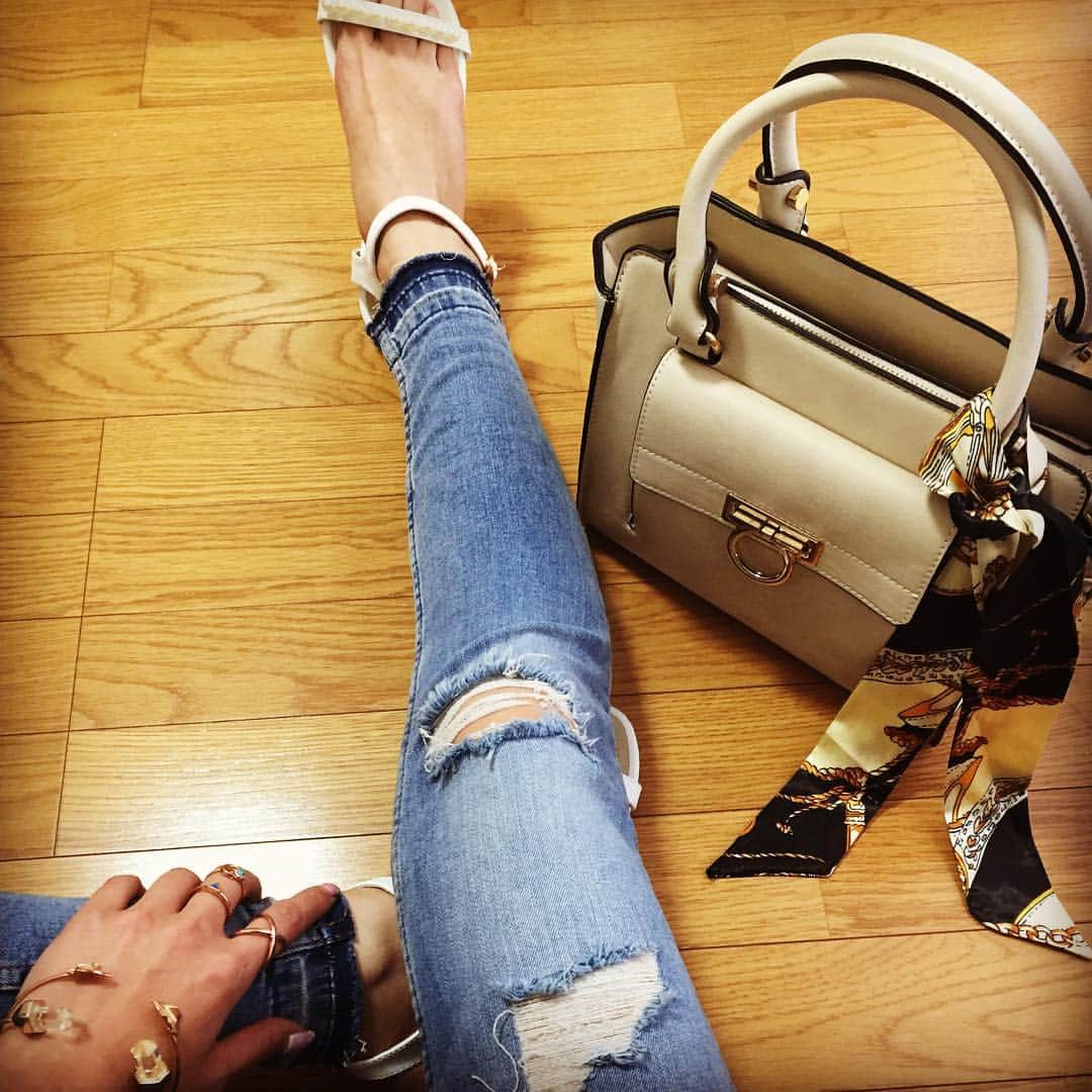 中川紗耶加のインスタグラム：「New in...♥️ #fifthtl #スカーフバッグ #パールアンクルストラップサンダル #クラッシュデニム #mango #ファランジリング #天然石バングル #ritia #outfit #instagood #instafollow」