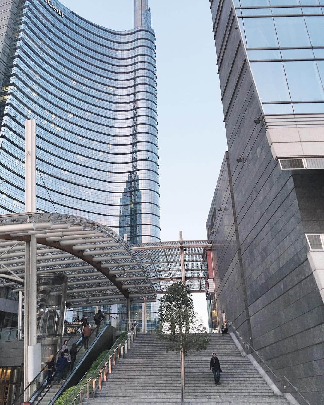 のインスタグラム：「#milano #milan #shootingcolors #thebestdestinations #beautifuldestinations #wonderful_places #BestVacations #europe_vacations #TopEuropePhoto #living_europe #unlimited_europe #ig_worldclub #ig_europe #igworldclub #world_lenz #exploretocreate #livefolktakeover #uniteddivision #theIMAGED #justLiving2016 #loves_united_life #italy_vacations #ig_italia #through_italy #italiainunoscatto #italy_ig #liveloveitaly #top_lombardia_photo #thehub_lombardia」