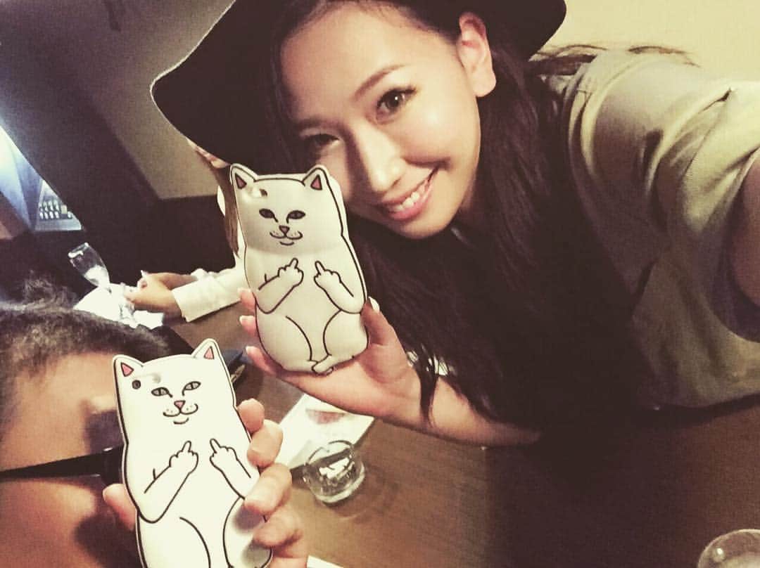 佐山愛のインスタグラム：「佐山愛公式ストーカー(要は昔っから応援してもらてるファンの方)もお揃いww  さすがストーカーww  #姫島はなれ #イベント #1日キャスト #目黒ガールズバー」