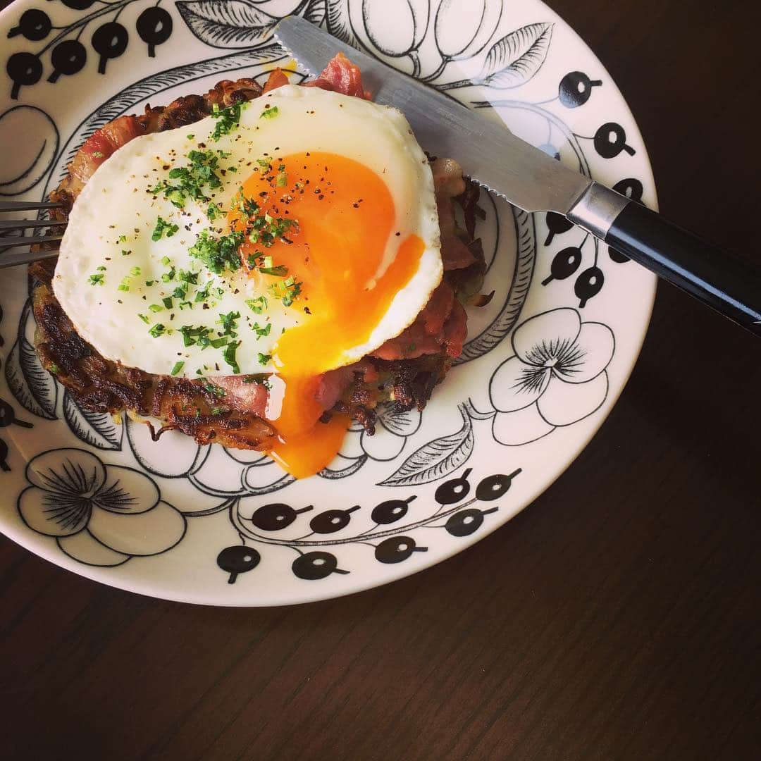 志摩有子さんのインスタグラム写真 - (志摩有子Instagram)「昨日に引き続き朝食みたいな昼ごはん。冷蔵庫の野菜室に転がっていたジャガイモでハッシュドブラウンポテト。ベーコンと目玉焼きのせて。もう本当に買い物に行かなくちゃ。 #朝食みたいな昼ごはん #ハッシュドブラウンポテト  #目玉焼きLOVE #簡単ごはん #冷蔵庫空っぽ」5月1日 11時48分 - ariko418