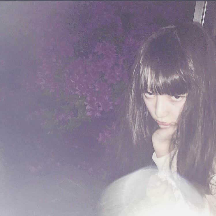 山田愛奈さんのインスタグラム写真 - (山田愛奈Instagram)「.  ツツジの花と120%眠い人」5月1日 20時21分 - aina_yama