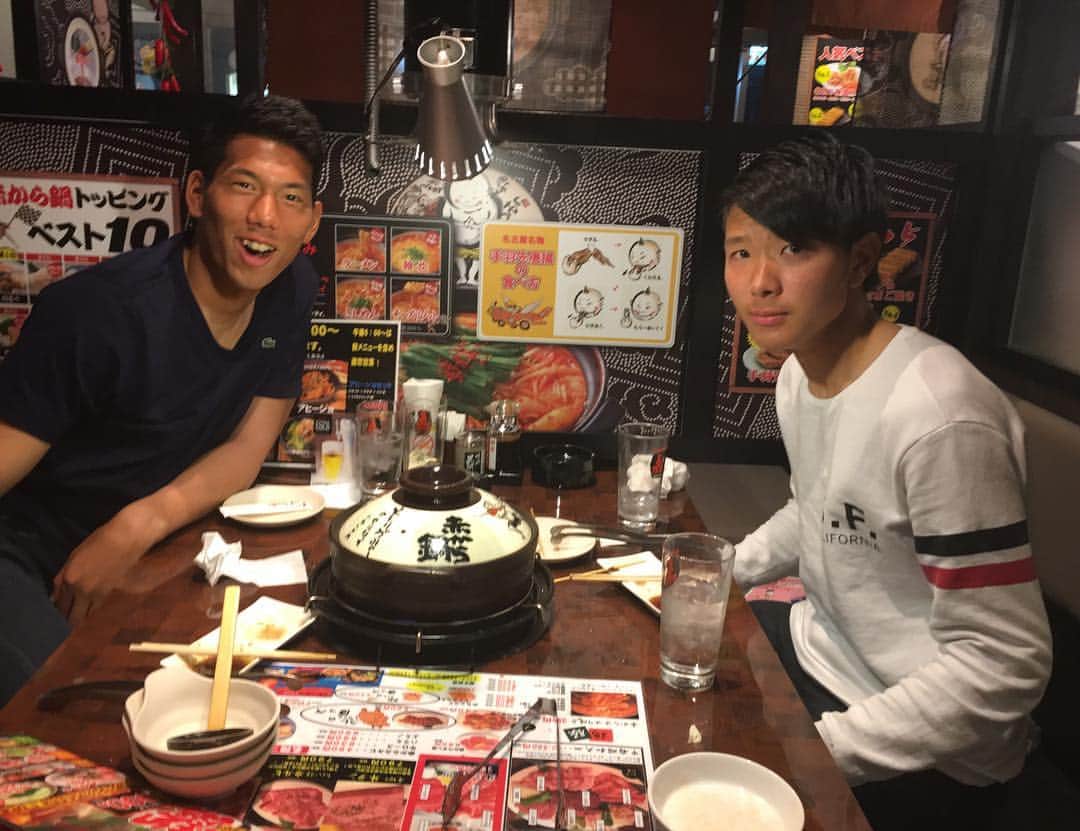 のインスタグラム：「同い年っぽい感じの熊谷さんと赤から👀笑  実は先輩#熊谷駿#」