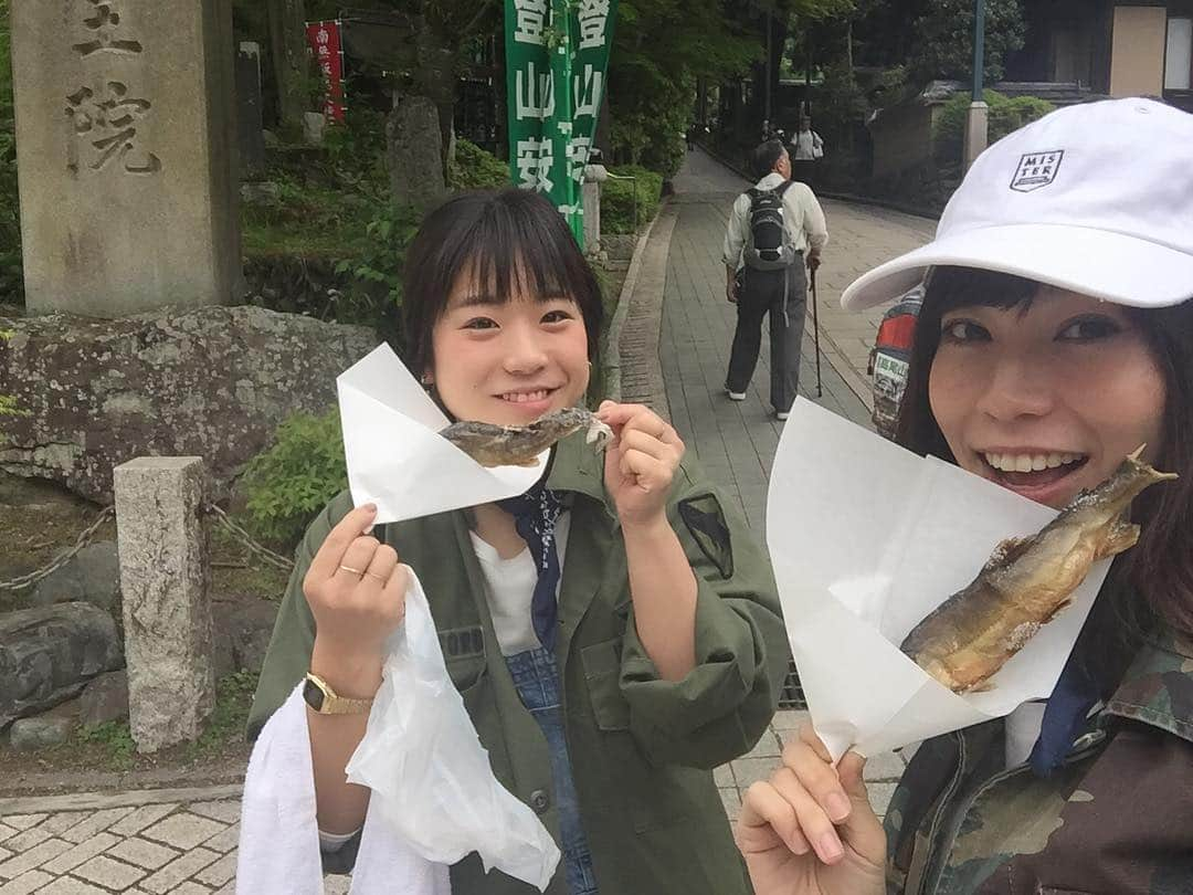 伊藤沙織さんのインスタグラム写真 - (伊藤沙織Instagram)「鮎の塩焼き🐟❤️を食べて、高尾山 山登りスタートです😎 . #れーなとさおりのプチ遠出 #saoritravel #高尾山 #高尾山ハイキング #高尾山散歩 #世間はGW #プチ遠出 #girlstrip #鮎の塩焼き」5月2日 13時58分 - saori__ito