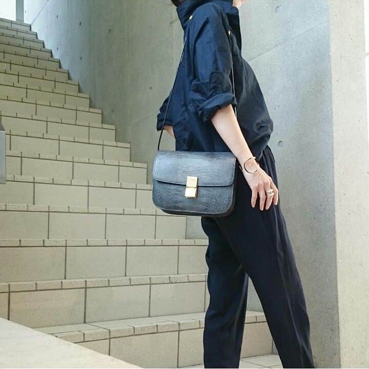 marie_8203のインスタグラム：「all navy. . シルクのドロストパンツで気分だけGW  シャツとかっちりバッグを合わせてちゃんとお仕事仕様です  #deuxiemeclass #celine #tasaki #outfit #ootd #instafashion #instastyle #ドゥーズィエムクラス #ドロストパンツ #オーバーサイズシャツ  #セリーヌ #クラシックボックス #タサキ #コーデ #シンプルコーデ #シンプルファッション」