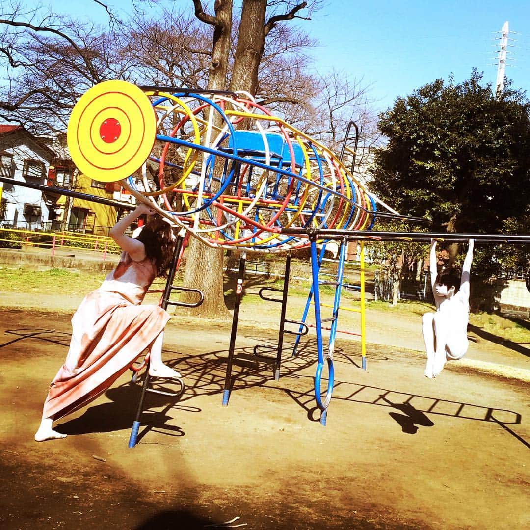 伽椰子と俊雄のほのぼの親子日記のインスタグラム：「あ゛あ゛あ゛あ゛あ゛（GW前半は近所の公園で）  #ゴールデンウィーク  #公園　#地元最高 #あ゛あ゛あ゛あ゛あ゛ #ニャー　#さだかや」
