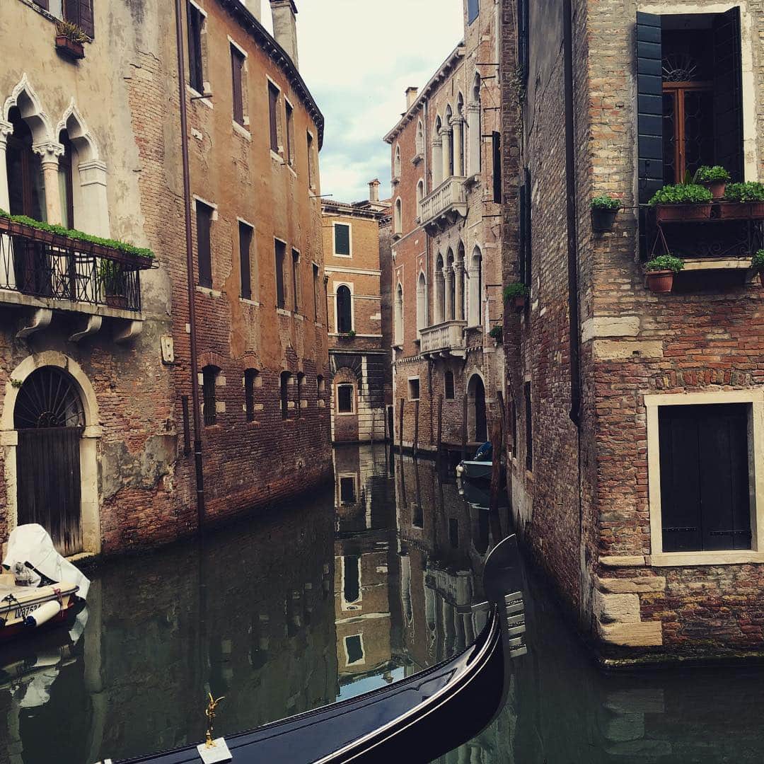 ステファニー・ヨーステンさんのインスタグラム写真 - (ステファニー・ヨーステンInstagram)「Beautiful Venezia.  ヴェネツィア。 #goodnight #venice #italy #bellissima #venezia #canals #primavera #dolcevita」5月3日 6時56分 - stefaniejoosten