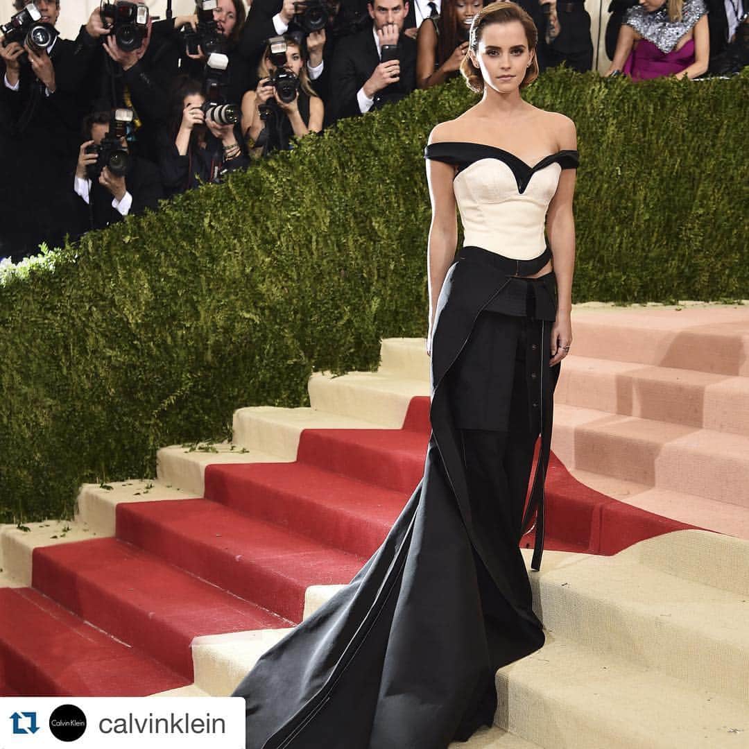 エマ・ワトソンのインスタグラム：「#Repost @calvinklein with @repostapp. ・・・ At the #metgala, actor + activist @emmawatson in a custom Calvin Klein Collection look designed in collaboration with @ecoage and made from sustainable cotton, satin, and taffeta woven from recycled plastic yarn. #mycalvins #manusxmachina」