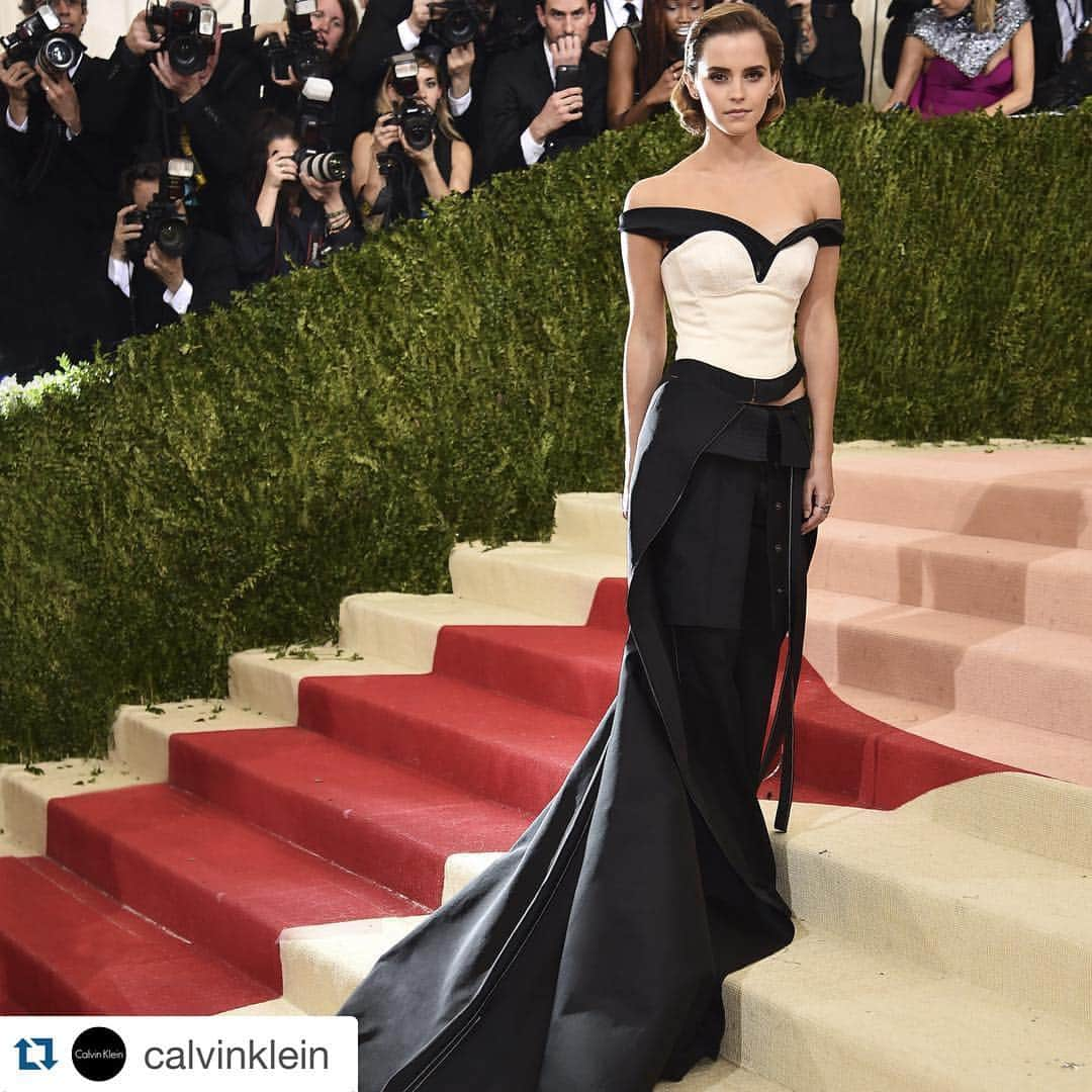 エマ・ワトソンさんのインスタグラム写真 - (エマ・ワトソンInstagram)「#Repost @calvinklein with @repostapp. ・・・ At the #metgala, actor + activist @emmawatson in a custom Calvin Klein Collection look designed in collaboration with @ecoage and made from sustainable cotton, satin, and taffeta woven from recycled plastic yarn. #mycalvins #manusxmachina」5月3日 10時33分 - emmawatson