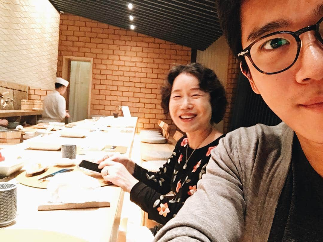 ハ・ソクジンさんのインスタグラム写真 - (ハ・ソクジンInstagram)「주말저녁 with mom  #🍣 #엄마밥을먹긴싫고..」5月3日 14時00分 - haseokjin