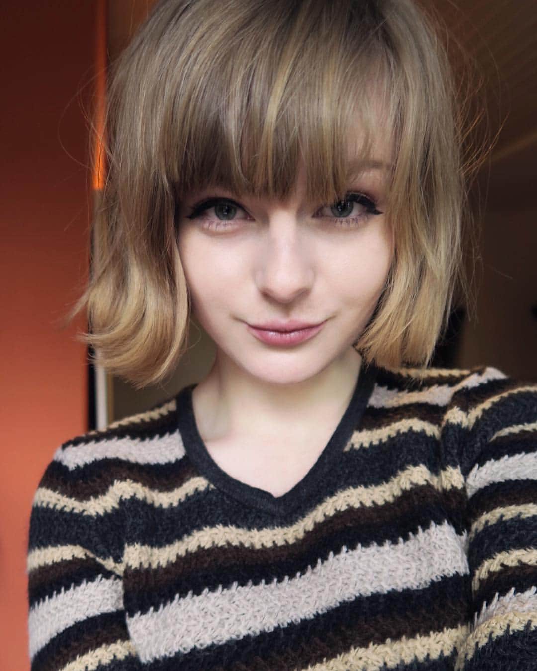 Ella Freyaのインスタグラム：「Sorry for not being around much lately.. Been studying for my finals. Good luck to all the other people studying right now !! You can do it 😁👍」