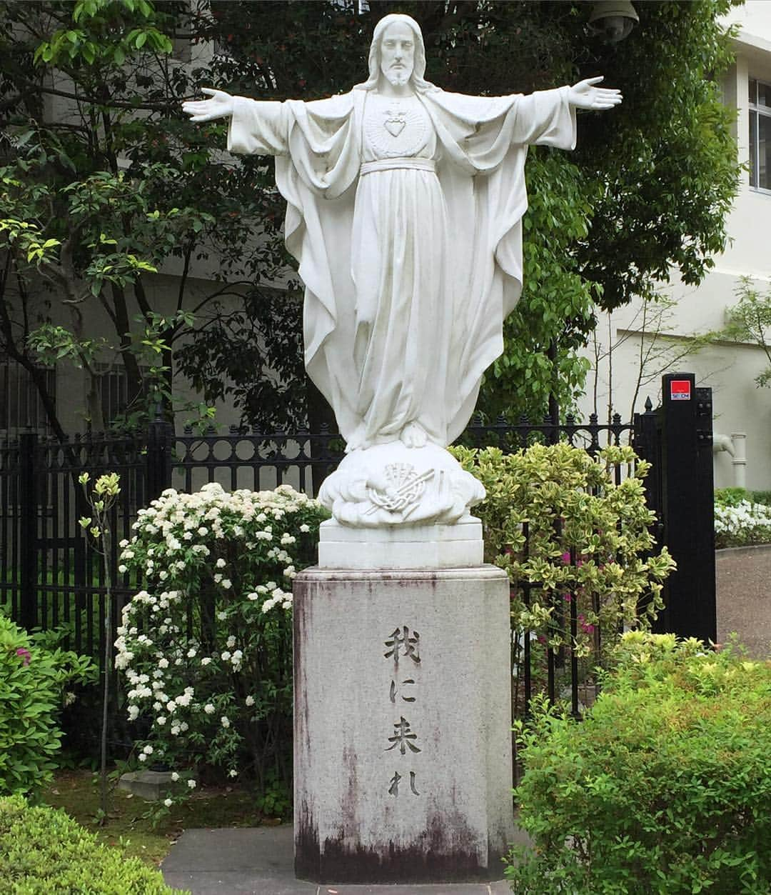 桂さんのインスタグラム写真 - (桂Instagram)「我に来たれ像  #christ #jesuschrist #christtheredeemer #cometome #sacredheart #obayashi #schoolfestival #キリスト像 #我に来れ #我に来たれ #聖心 #小林 #小林聖心女子学院 #学院祭」5月3日 23時12分 - astrology_tarot