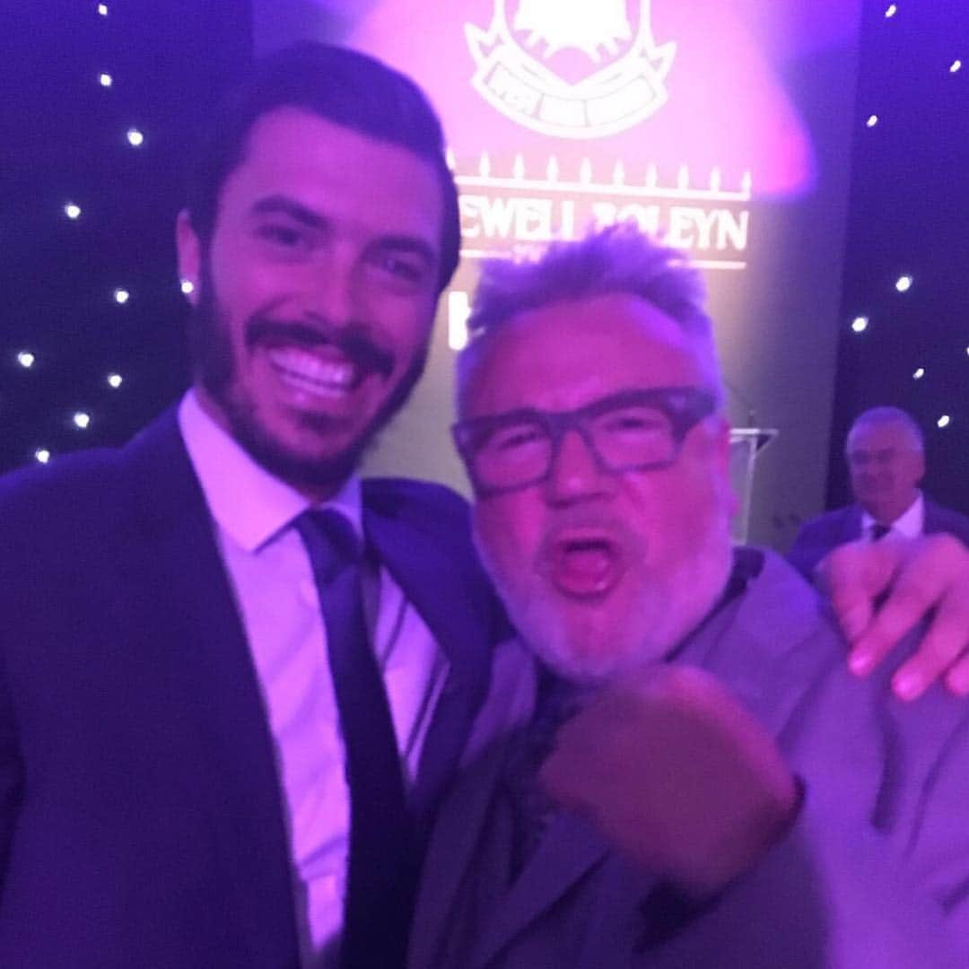 ジェームズ・トムキンスのインスタグラム：「Me and this man at the players awards! ⚒⚒ @whufc_official #COYI」