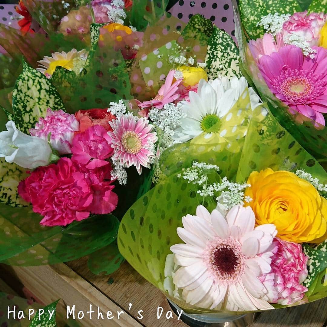 カインズさんのインスタグラム写真 - (カインズInstagram)「もうすぐ母の日ですね💐 大切な人に贈る花だから、心をこめてつくりました✴贈る相手のイメージにぴったりなお花が見つかるとうれしいです♪ #もうすぐ#母の日#ブーケ#ミニブーケ#花束#プレゼント#贈り物#マーガレット#cainz#カインズ#cainzhome#カインズホーム」5月4日 9時22分 - cainz_official